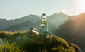 Das Alperitivo Tiroler Lärchen Tonic wird von den ersten Sonnenstrahlen des Tages geküsst. Die beindruckende Silhouette der Innsbrucker Nordkette spiegelt sich in der Flasche des premium Tonic Waters wider.